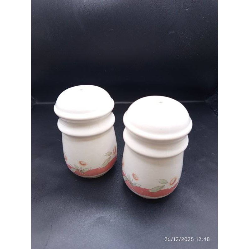 SALIèRE + POIVRIèRE EN PORCELAINE, DéCOR FLORAL