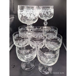 11 VERRES à PIED GRAVéS...