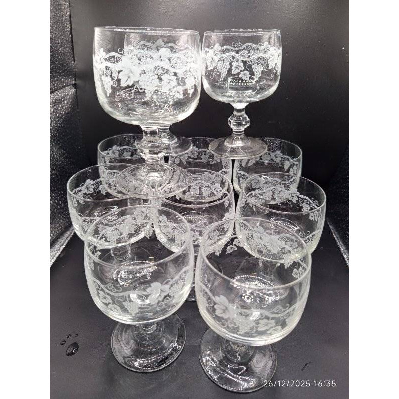 11 VERRES à PIED GRAVéS (MOTIF RAISIN) :