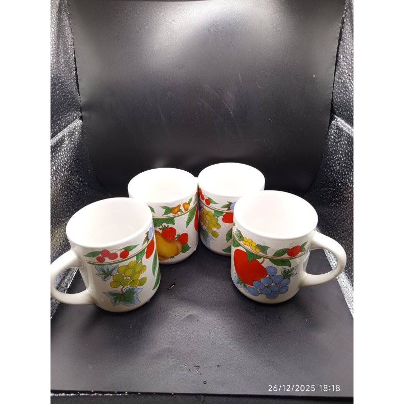 4 MUGS EN FAïENCE, DéCOR FRUITS