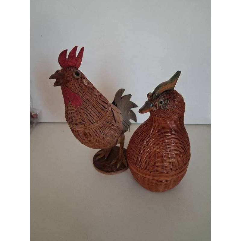 VIEUX COQ ET POULE EN ROTIN